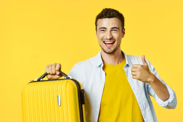 Hombre alegre maleta amarilla en el estilo de vida de viajes de vacaciones — Foto de Stock
