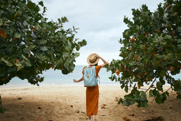 Femeie turist rucsac călătorie insulă plajă tropice — Fotografie, imagine de stoc