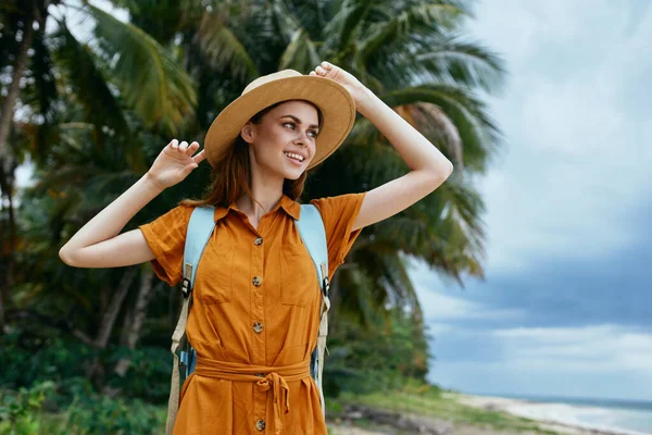 Mulher alegre chapéu mochileiro férias viagem caminhada — Fotografia de Stock