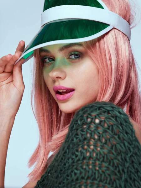 Mooie glamoureuze vrouw roze haar hoofdtooi charme cosmetica — Stockfoto