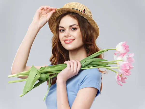 Mulher bonita alegre e flores charme presente feriado dia das mulheres — Fotografia de Stock