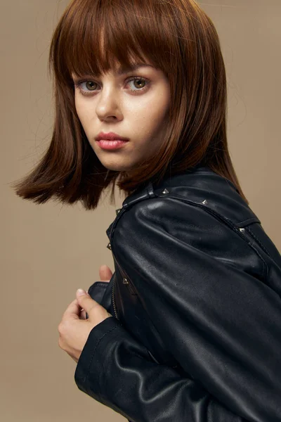 Stijlvol modeportret van een vrouw met een vierkant in de studio, perfecte huid zonder retoucheren — Stockfoto