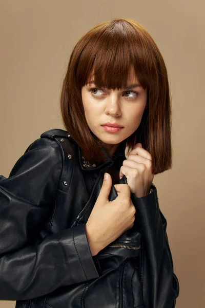 Stijlvol modeportret van een vrouw met een vierkant in de studio, perfecte huid zonder retoucheren — Stockfoto