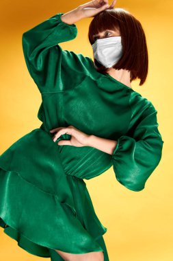 Moda elbiseli kadın tıbbi maske giymiş virüs virüsü kovid-19