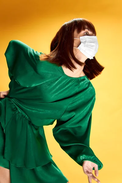 Woman in fashion dress posing in medical mask virus covid-19 — Stock Photo, Image