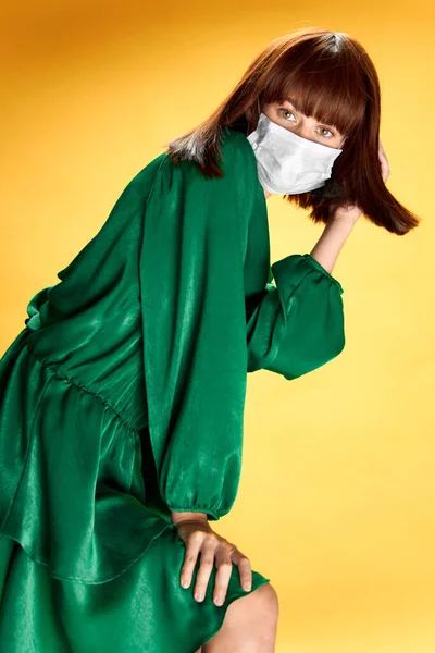 의료용 마스크 바이러스 보균자로 분장 한 패션 드레스를 입은 여성 — 스톡 사진