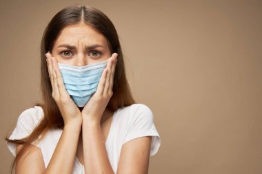 Yüz maskesi takan güzel kız kıyafetleri. 