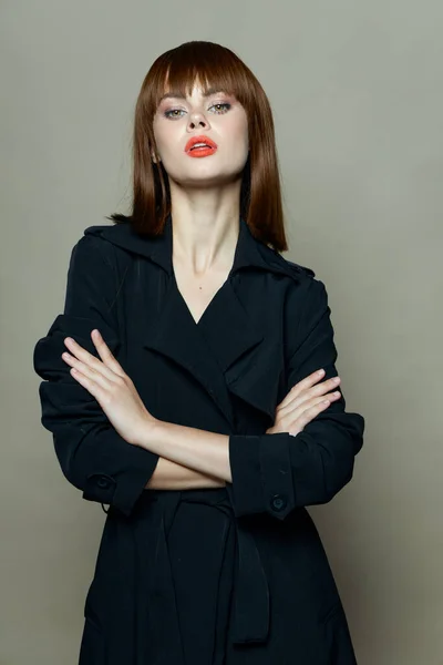 빨간 입술에 검은 코트를 입은 섹시 한 여자 — 스톡 사진