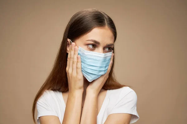 Красивая женщина стильная одежда в медицинской маске профилактики здоровья — стоковое фото