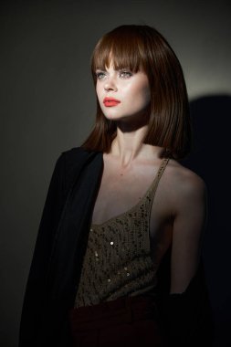 Bayan gece elbisesi göz kamaştırıcı bir parti