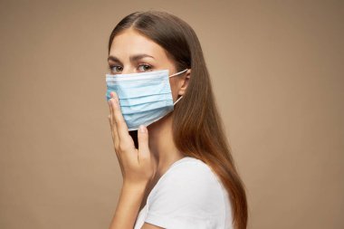 Tıbbi maskeli bir grip virüsünün içindeki şık kadın kıyafetleri 