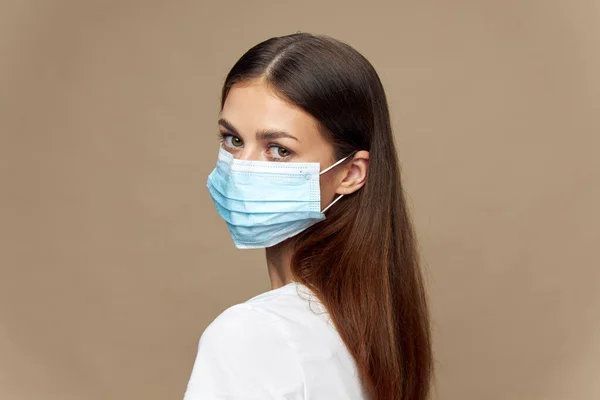 Mujer atractiva ropa elegante en una alergia mascarilla facial — Foto de Stock