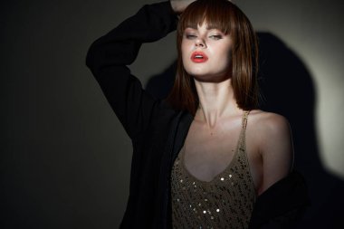  seksi kişi gizleme koyu izole arka plan kırpılmış görünüm