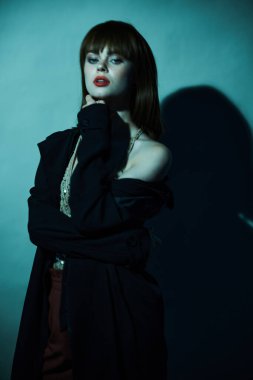 Pullu bayan tişörtü koyu tenli saç stili.