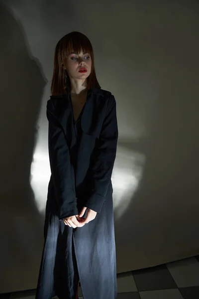 Fundo escuro atraente moda modelo capa qualidade fotografia moderno — Fotografia de Stock
