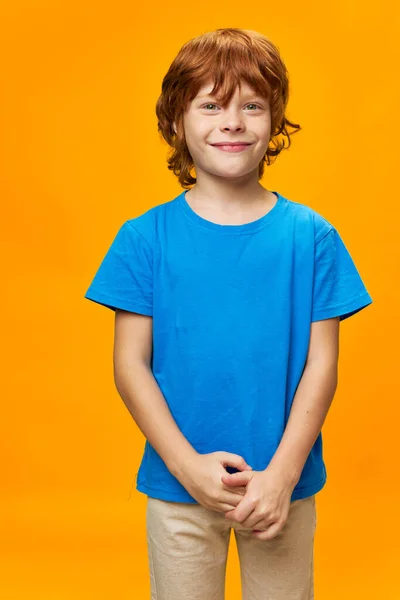 Happy boy cropped uitzicht blauw t-shirt geel achtergrond rood haar — Stockfoto