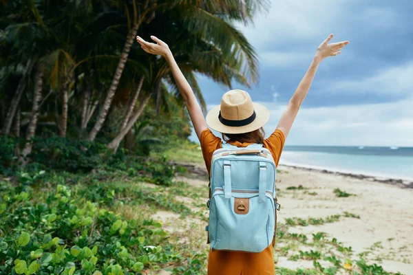 Un turista con una mochila descansa en una isla cerca del océano —  Fotos de Stock