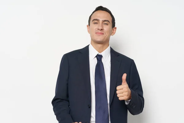 Forretningsmann viser en positiv håndbevegelse og smiler – stockfoto