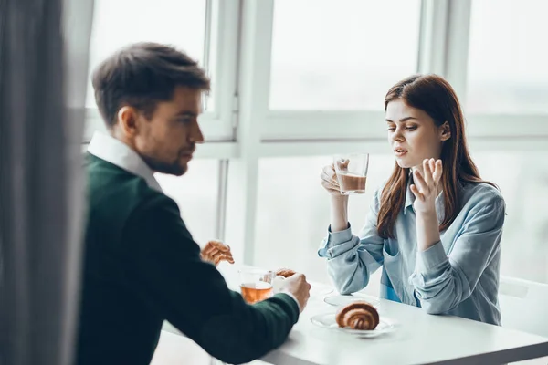 Kahve fincanındaki kadın ve masadaki adam. — Stok fotoğraf