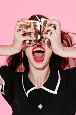 Kadın pastadan bir parça tatlı diyet yiyecekler yaşam tarzını lekeler. 