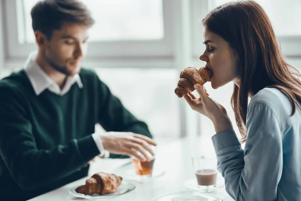 Homem e mulher café comer croissant café da manhã — Fotografia de Stock