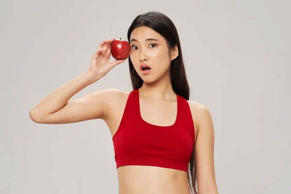 Alimento de la dieta mujer delgada con manzana roja —  Fotos de Stock