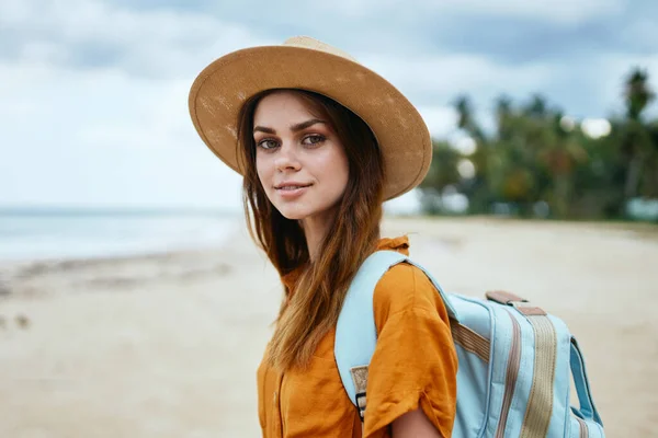 Mochila azul mulher bonita vestindo chapéu ilha viagens jovem turista — Fotografia de Stock