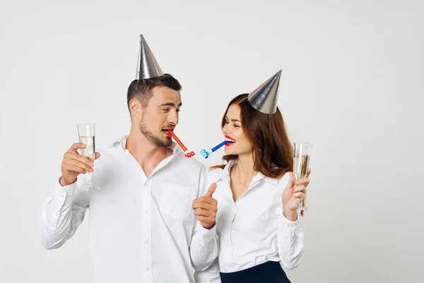 Anniversaire vacances jeune couple chemises blanches champagne plaisir de Noël — Photo