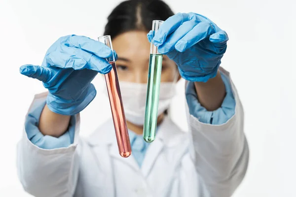 Läkare med kolvar i händerna på laboratorieinfektionsyrket — Stockfoto