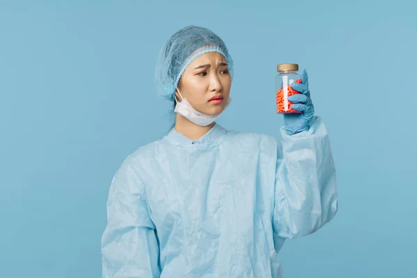 Mujer auxiliar de laboratorio medicación medicamentos para la salud antibióticos — Foto de Stock