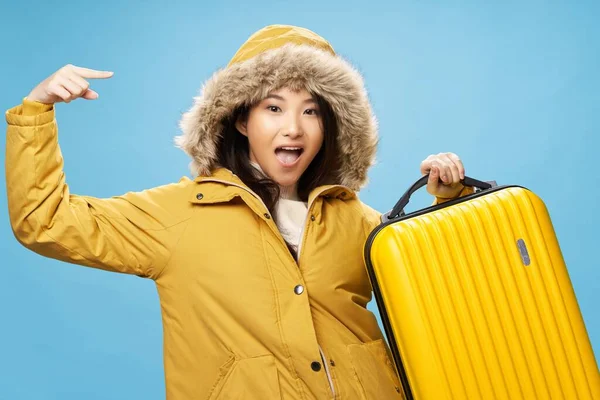 여행 가방을 배경으로 행복 한 아시아 여성. — 스톡 사진