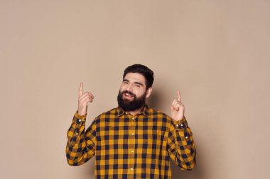  Sakallı bir adam izole bir arka planda boş bir alanda baş parmak gösteriyor.