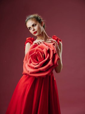 Pin-up kadın kırmızı elbise büyük gül yaprakları lüks ruj 