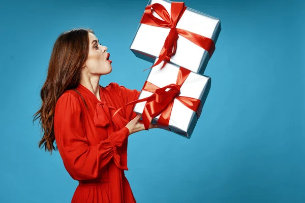 Geschenk-Boxen Urlaub schöne Frau im Kleid — Stockfoto