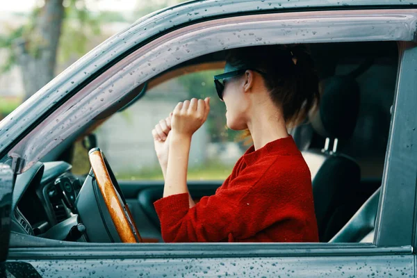 Carro mulher viagem chuva gotas suéter óculos — Fotografia de Stock