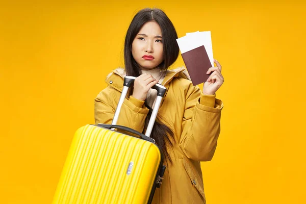 Γυναίκα με κίτρινο διαβατήριο βαλίτσα και αεροπορικά εισιτήρια ταξιδιωτικών διακοπών αεροδρόμιο — Φωτογραφία Αρχείου