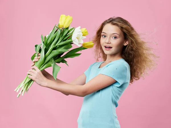 Chica con ramo de flores tulipanes regalo de vacaciones cumpleaños —  Fotos de Stock