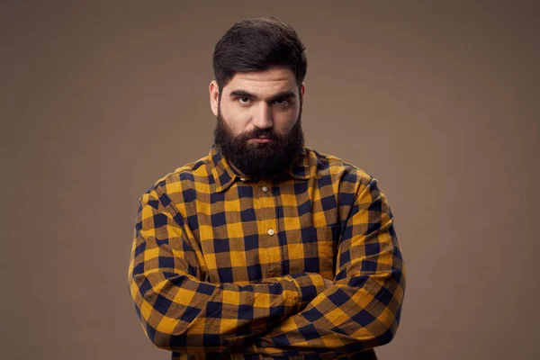 Beleidigter Mann mit Bart im karierten Hemd vor isoliertem Hintergrund — Stockfoto