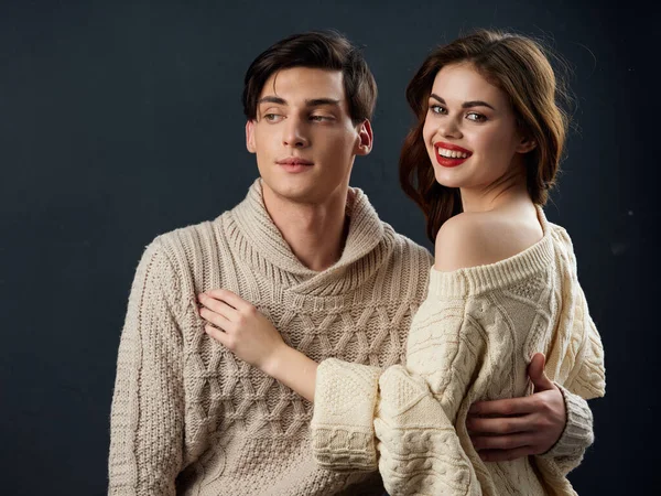 Hombre y mujer suéteres abrazar romance citas retrato familiar — Foto de Stock