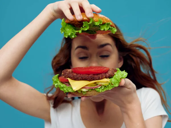 Hamburger verse groenten cutlet vrouwelijke gezicht — Stockfoto