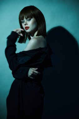  Pullu bayan tişörtü. Karanlık oda manzaralı.