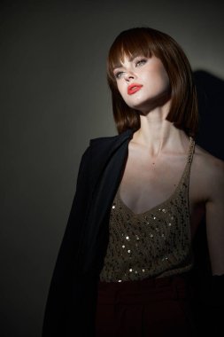 Çekici görünüşlü güzel bir kadın.