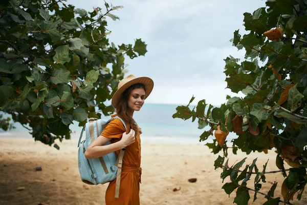 バックパッカーの旅行者の帽子ウォーキングビーチ島の風景 — ストック写真