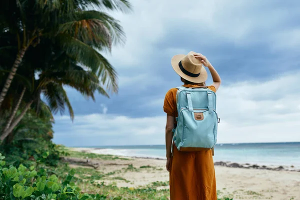Ö resor kvinna ryggsäck hav hatt — Stockfoto