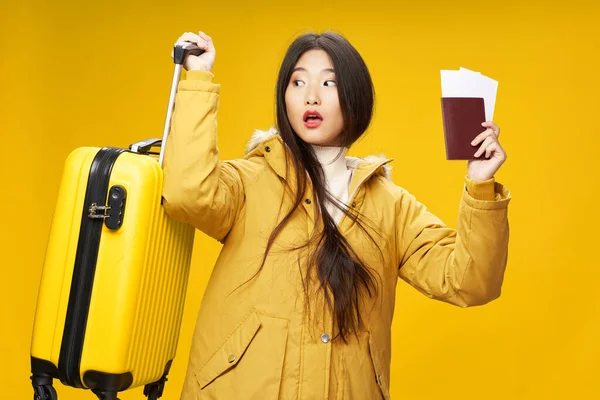 Κίτρινη βαλίτσα διαβατήριο αεροπορικά εισιτήρια έκπληξη γυναίκα — Φωτογραφία Αρχείου