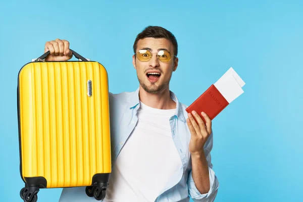 Pasaporte y billetes de avión equipaje maleta amarilla pasajero hombre con gafas — Foto de Stock