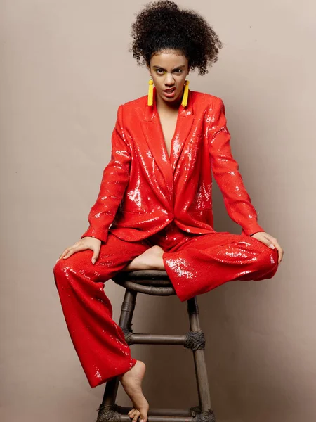 Mujer en traje rojo brillante decoración brillante maquillaje rizado pelo oscuro — Foto de Stock