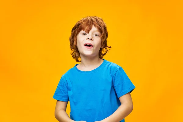 Rudowłosy chłopiec w niebieskiej koszulce Piękny pieg na twarzy — Zdjęcie stockowe