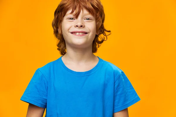 Rudowłosy chłopiec w niebieskiej koszulce Piękny uśmiech odizolowane tło — Zdjęcie stockowe