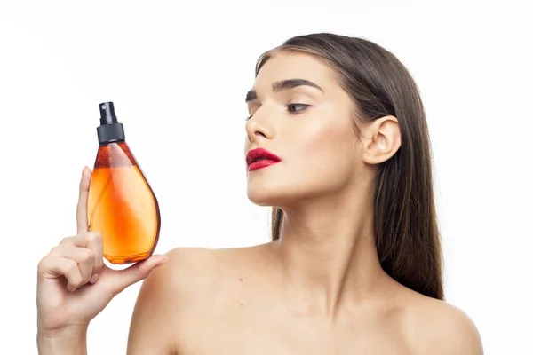 Cosmetici donna corpo con spalle nude capelli trucco luminoso — Foto Stock